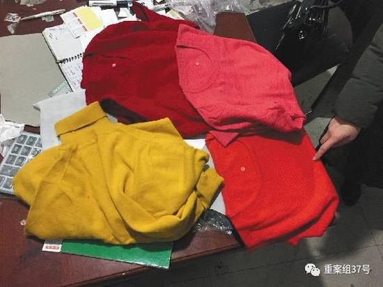 　　▲2月28日，清河县东高庄村，一家搞“羊绒衫”批发的居民商户，给记者看基础衫样品。老板承认这些“羊绒衫”都是针织衫，不含羊绒，批发价二十多块一件。