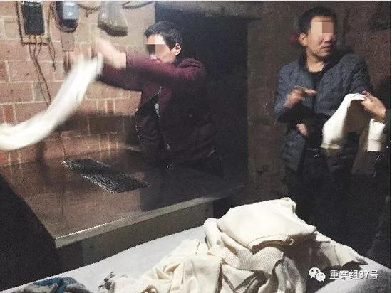 　　▲2月28日，清河县东高庄村，一家做“羊绒衫”批发的居民户，老板（右边男子）介绍，洗好的针织衫如何通过机器“刷毛”，有了毛茸茸的手感。