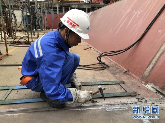 在车间工作中的陈庆城。新华网发（李夏摄）