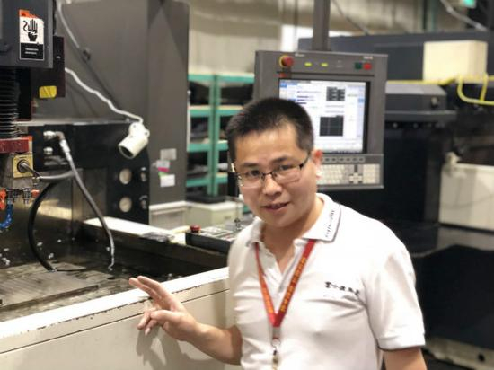 图片说明：刘建兵在操作台前