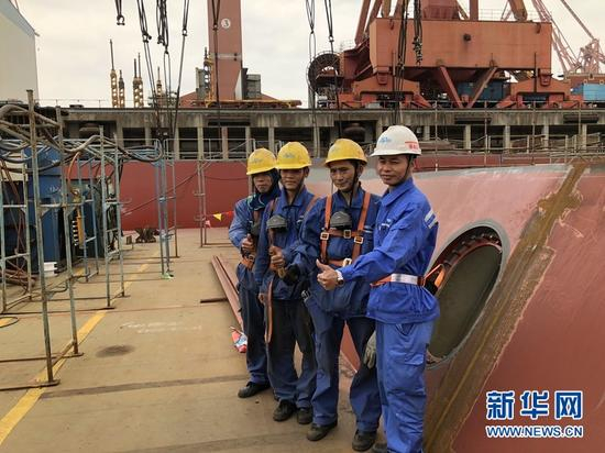 陈庆城（右一）和他的同事们。新华网发（李夏摄）