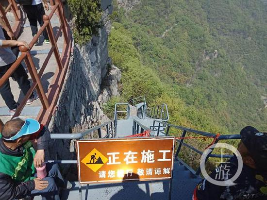 △河南沁阳市委书记薛勇坠崖处的天梯通道已封锁。牛泰/摄影