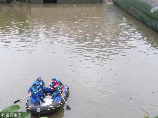 搜救现场。图片来自视觉中国