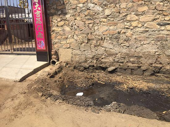 屯里几乎家家门口都有粪坑。