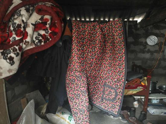 且沙拉子母亲在城郊租住的100块钱一个月的房子