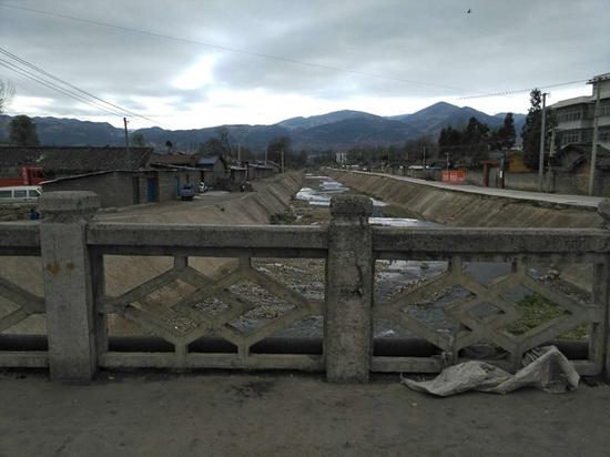 布拖大桥下，河水干枯。