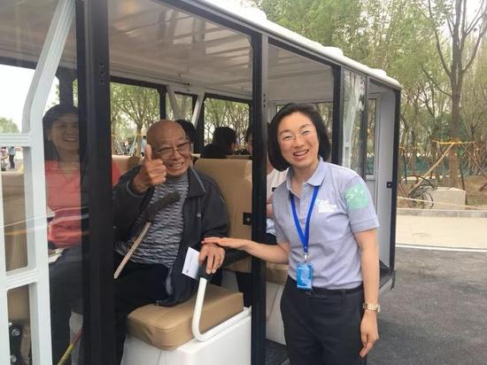 游客为景区服务人员点赞。