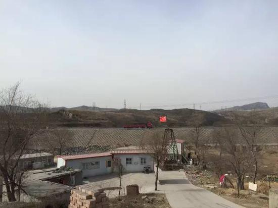 爱心村像一座孤岛。