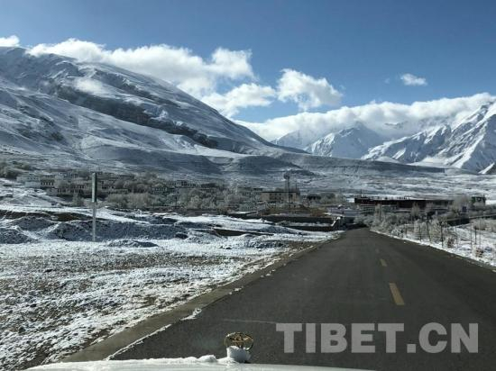 图为通向位于祖国最西南边疆科加村的柏油路面。摄影：噶哇扎西
