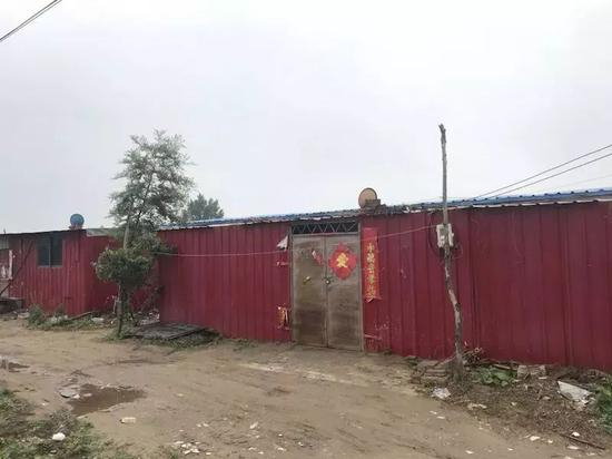 ▲刘振华家门前。新京报记者贾世煜 摄