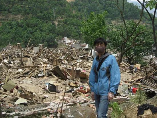 张源在北川入口的一片废墟。受访者供图