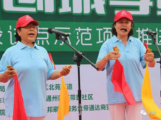 玉带路社区群众在文明城市创建活动中积极宣传