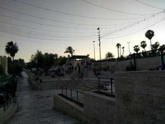 军警持枪守卫的老城大马士革门，巴勒斯坦青年在此聚集，但规模不大