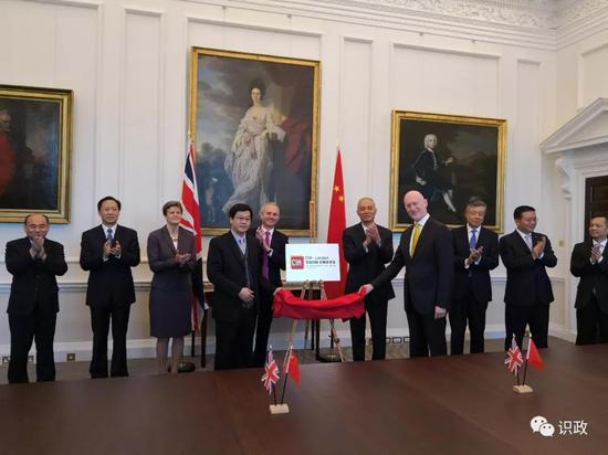 与英方领导人共同见证经贸、科技合作项目签约