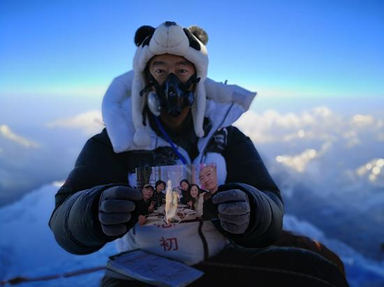 攀爬珠峰时，每上一百米温度下降0.6摄氏度，每上一千米温度下降6摄氏度。