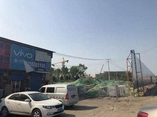 天津的房地产项目售楼处迎来的看房人流。本报记者郭婧婷/摄影