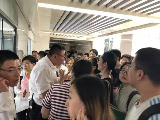 5月18日，天津市河西区行政办公大厅，申请办理落户手续的人挤满了办事大厅 本报记者郭婧婷/摄影