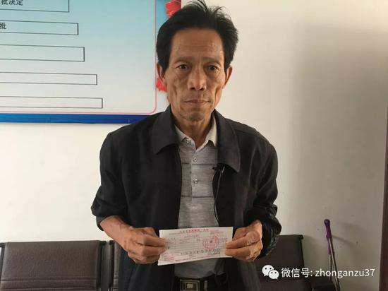 ▲5月25日，王凤雅爷爷出示捐款凭证。 &nbsp; 新京报记者 逯仲胜 摄