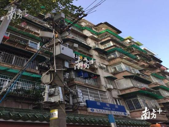 烟墩路路牌旁的电线杆上数不清的电线纠缠。