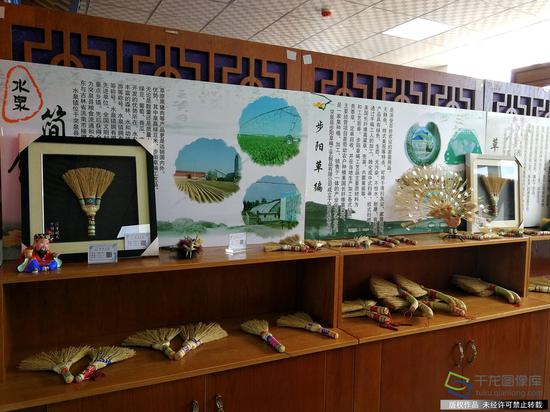 图为“品味突泉”电子商务网络销售平台展示的步阳草编手工艺品。千龙网记者 柳杰摄