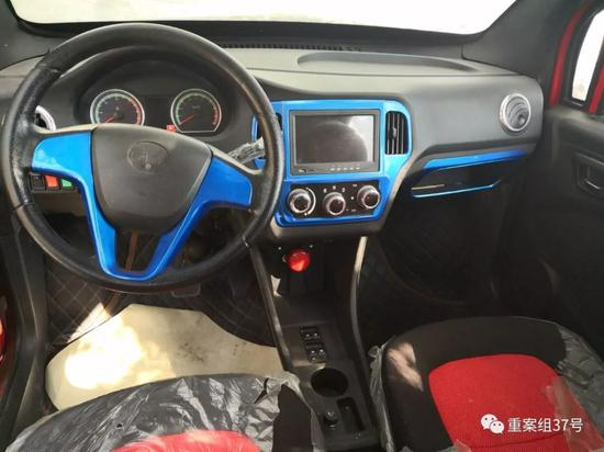 ▲6月28日，角门北路，停放在路边销售的电动车内饰。 新京报记者 王飞 摄