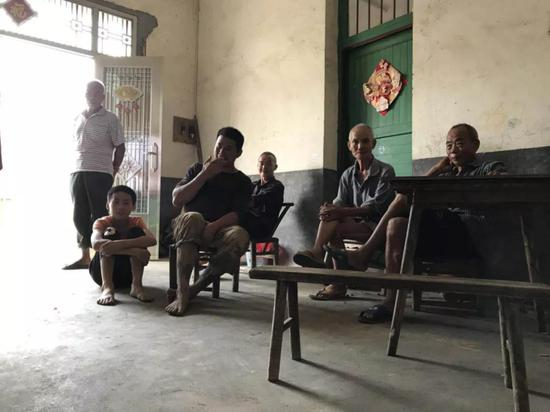 　　参与救援的5名村民，从右至左分别为刘水汉，刘万安，刘俊德，刘望成，刘宇杰，及某位路过的村民。新京报记者庞礡 摄