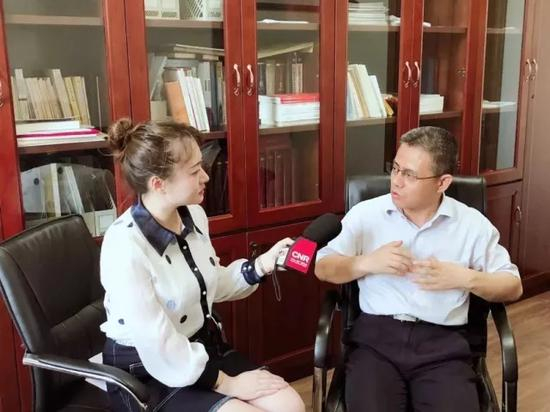 记者刘璐采访中共中央党校教授辛鸣