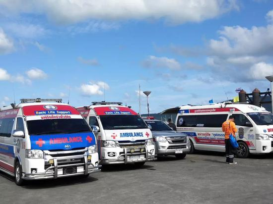 △ 2018年7月6日，泰国普吉岛查龙码头，救援车辆停靠在码头等待。通讯员 卜志辉 摄