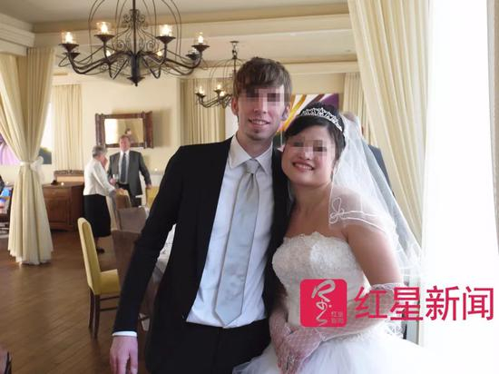 ▲迈克和付薇薇的结婚照 &nbsp; 受访者供图