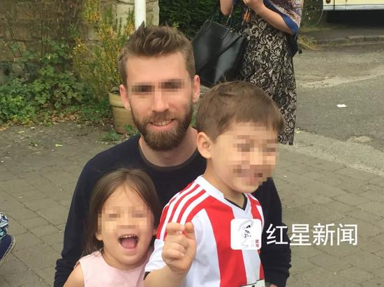 ▲迈克和两个孩子在一起 &nbsp; 受访者供图