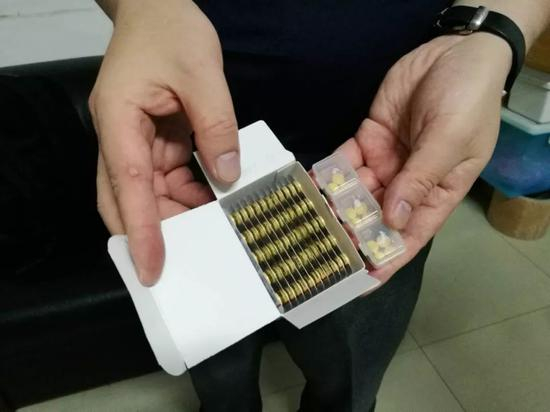 陆勇展示随身带着的药，他需要在每天午饭后服用一次。新京报记者王双兴&nbsp;摄