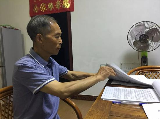 耿万喜在整理材料。新京报记者高敏&nbsp;摄