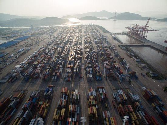 2017年5月9日拍摄的宁波舟山港穿山港区集装箱码头，以北仑港为核心的宁波舟山港年货物吞吐量连续9年位居世界第一。新华社记者 黄宗治 摄