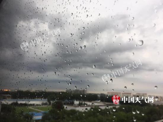 今晨6时左右，顺义后沙峪附近天空乌云密布，仍伴有小雨。
