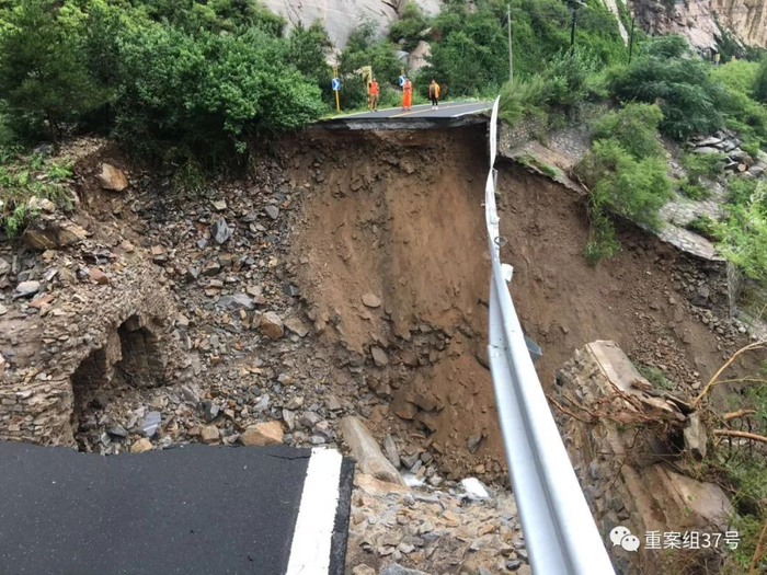 ▲密云琉辛路受损路段，长约70米。受访者供图