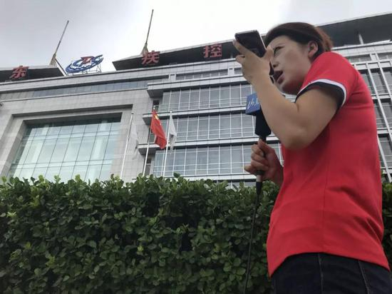 7月23日上午，闪电新闻记者电话在山东省疾控中心外寻求采访。