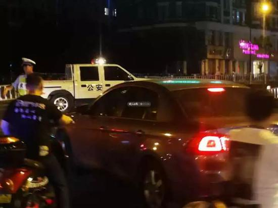交警目前已经在丰潭路文二路口设卡对交通进行疏导