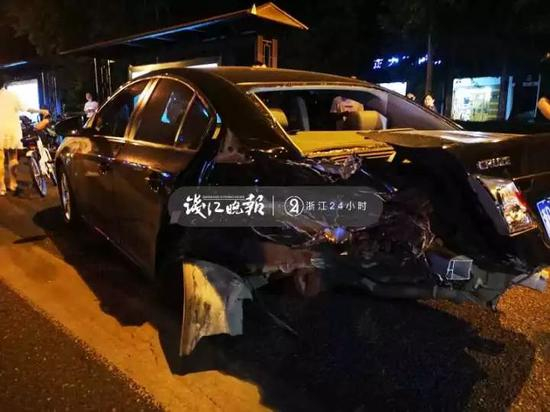 （被肇事车辆在马路中间刮去半个车尾的黑色雪弗莱）