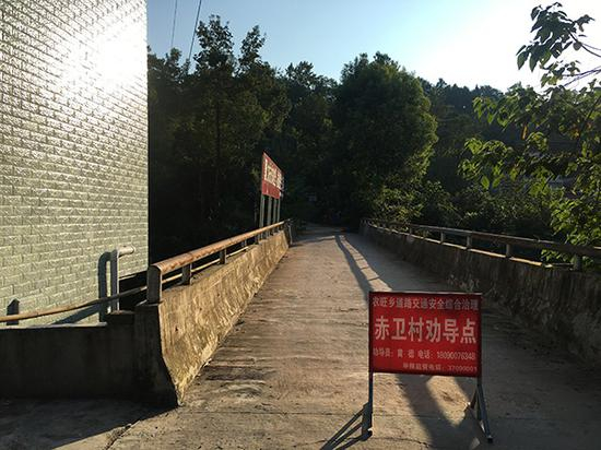 当地部分道路被村委会设卡拦截。 本文图片除署名外，均由澎湃新闻记者 王鑫 摄