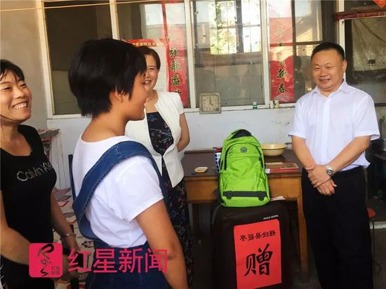 ▲8月3日，王心仪家中，当地妇联工作人员前来探望。图片来源红星新闻