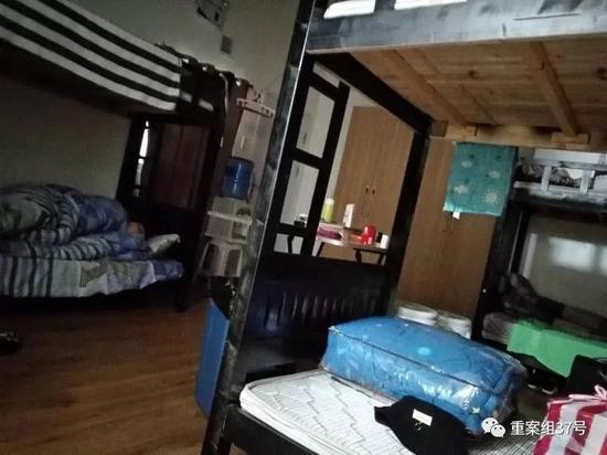  ▲中国员工每天至少工作十二小时，下班后挤在8到12人一间的宿舍休息。图为一个八人间宿舍，是没有窗户的暗间。图/新京报调查组 摄