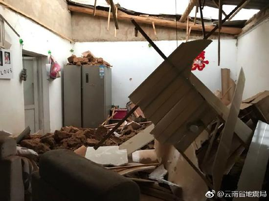 有房屋在地震中倒塌。图源：@云南省地震局