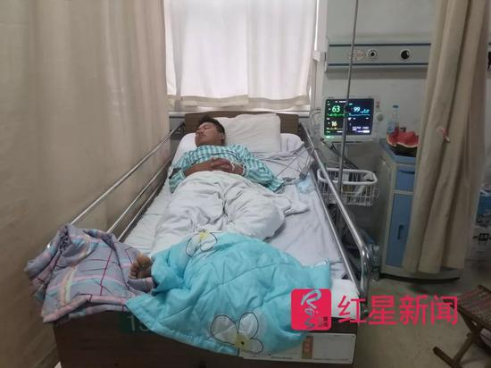 ▲如今，躺在病床上的“杀鱼弟”，母亲说他太累了 &nbsp;图片来源：红星新闻