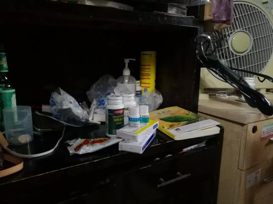  李欢患有干燥性综合征、硬皮症等，需要长期服药。新京报记者王双兴摄