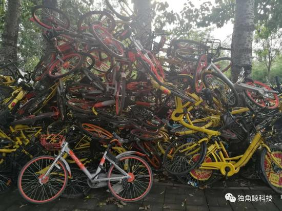 ▲北京朝阳区一路边堆放着共享单车