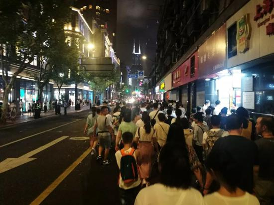 晚上，南京东路上的行人。新京报记者王双兴摄