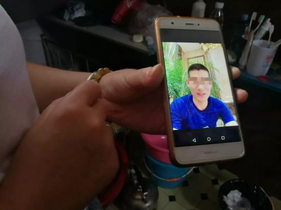  张易去世后，李欢在他手机中找出一张照片作为遗照，他身上穿着事发当天同一件短袖。新京报记者王双兴摄