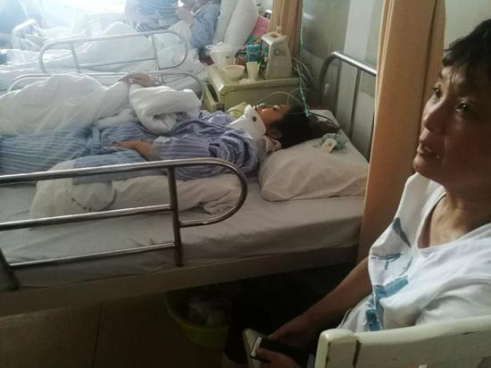和张易一同被砸到的行人正在住院接受治疗。新京报记者王双兴摄