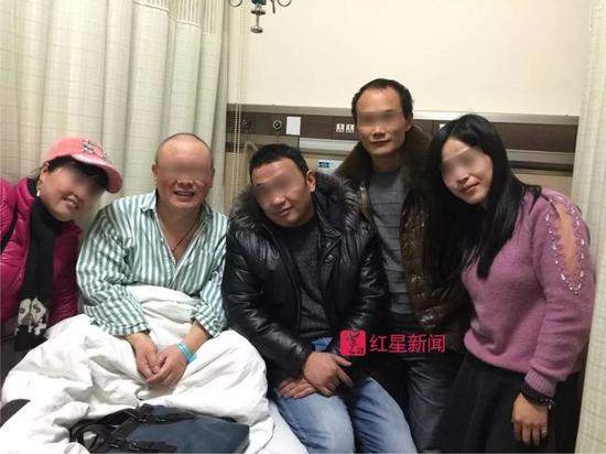  ▲翟一平（中）和病友在一起