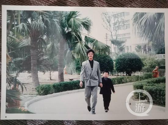  △王国华和儿子林冉在一起散步。翻拍/牛泰